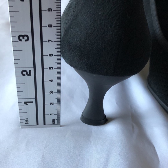 Women’s size 8M Stuart Weitzman black perforated pumps - Picture 9 of 14